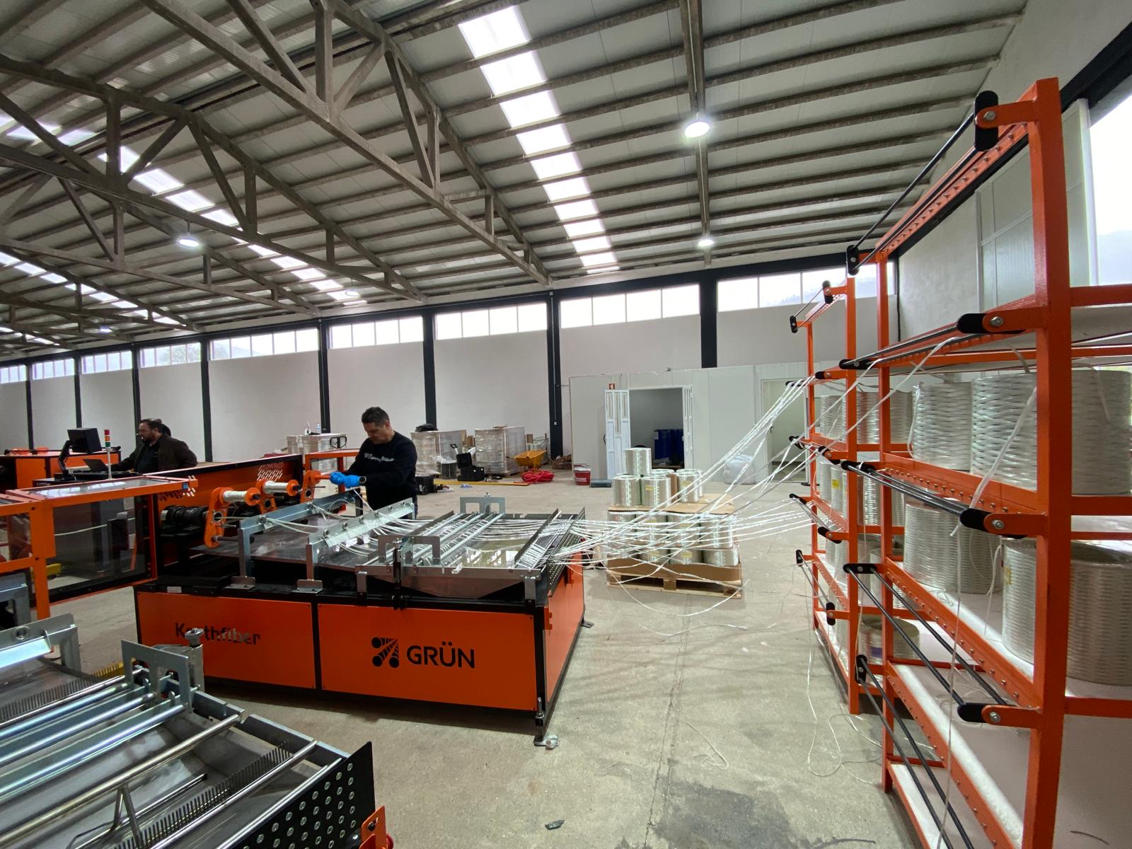 Pessoas a trabalhar na produção de Varões de PRFV